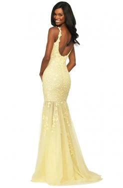 Sherri Hill - 53723 Plunging Scooped Back Fitted Lace Dress